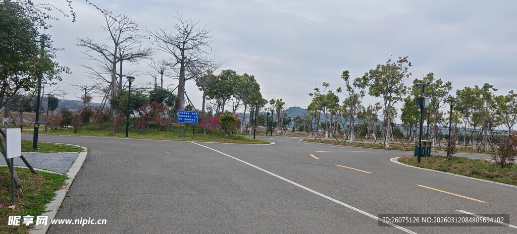 空旷户外停车场景观