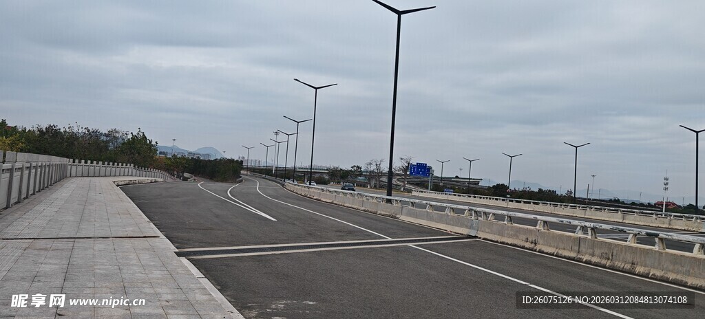 空旷道路边的风力发电机