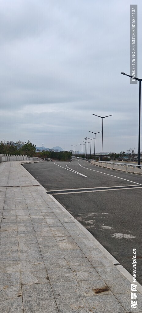 空旷停车场与周边道路