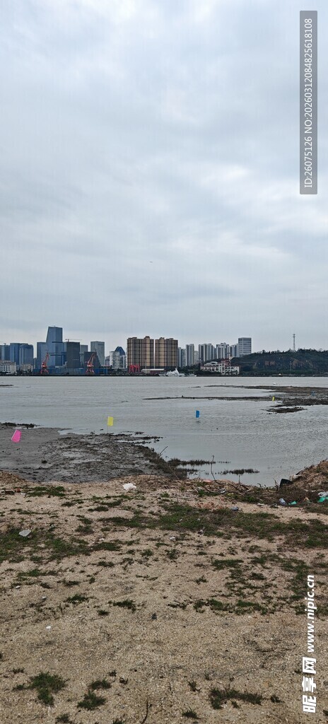 城市边缘的滨水沙滩景象