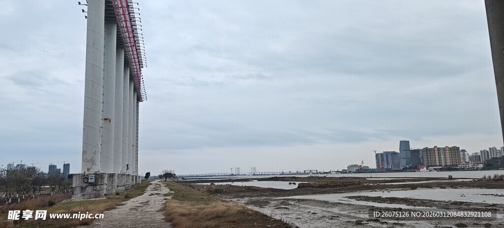 建设中的高架桥场景