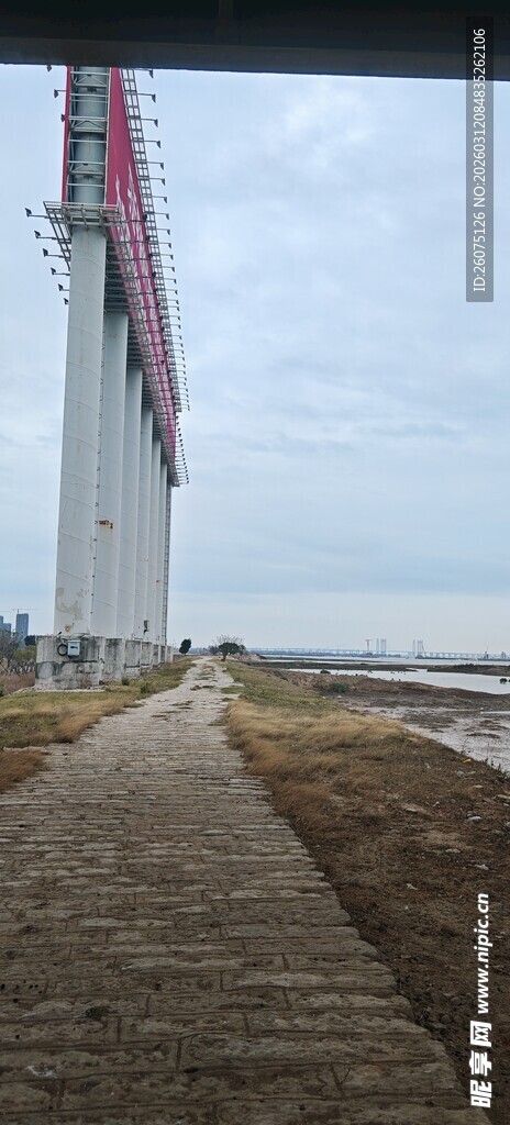 海边步道旁的高耸建筑