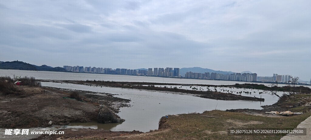 河畔风光宁静开阔景致