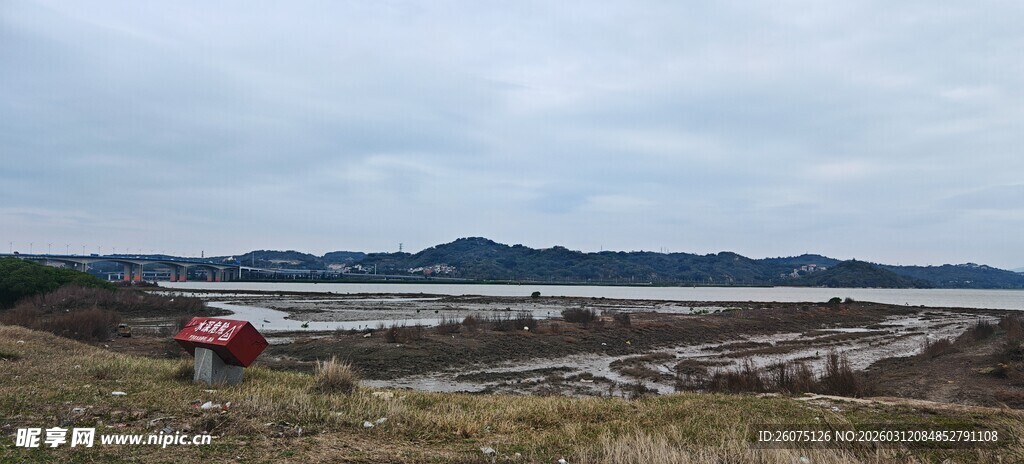 海边红顶建筑风景