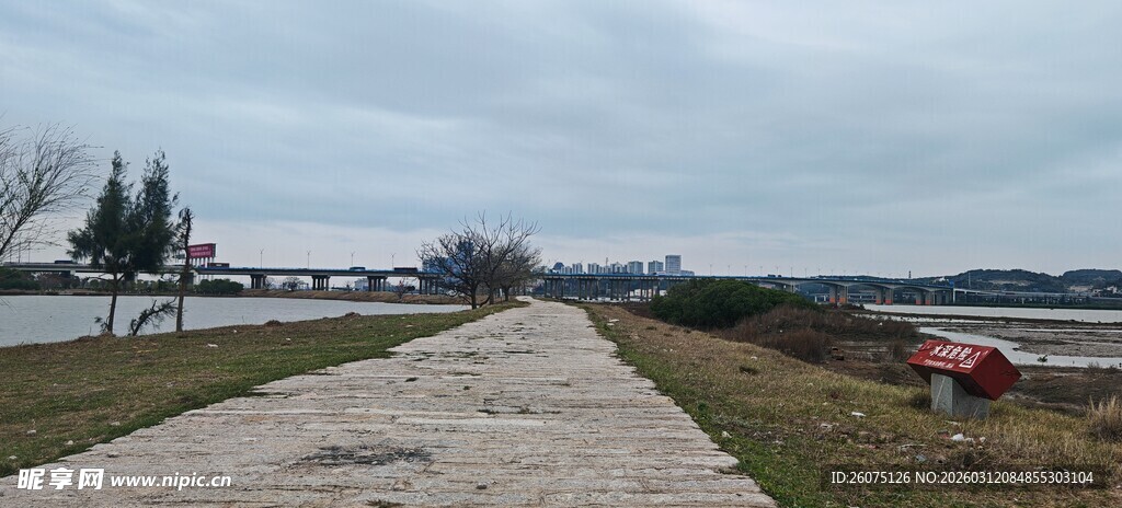 湖边空旷道路风景