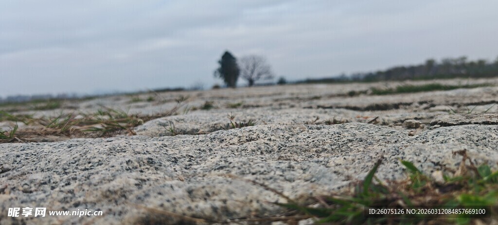 荒凉碎石地中的孤独建筑