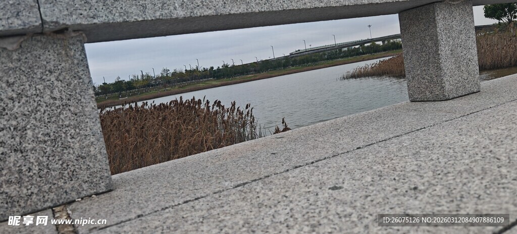 石凳旁的湖景风光