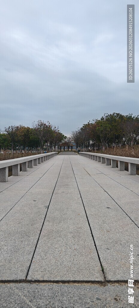 空旷长桥的宁静景象