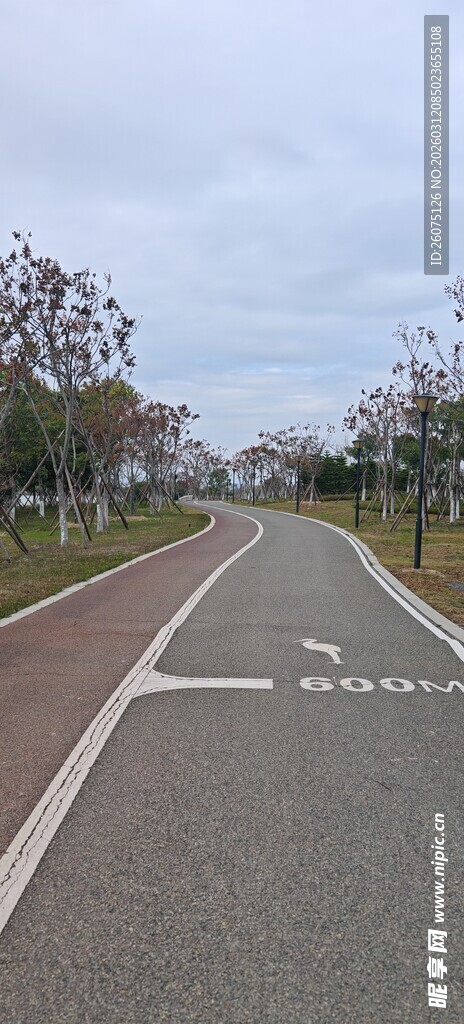 郊外空旷的骑行道路