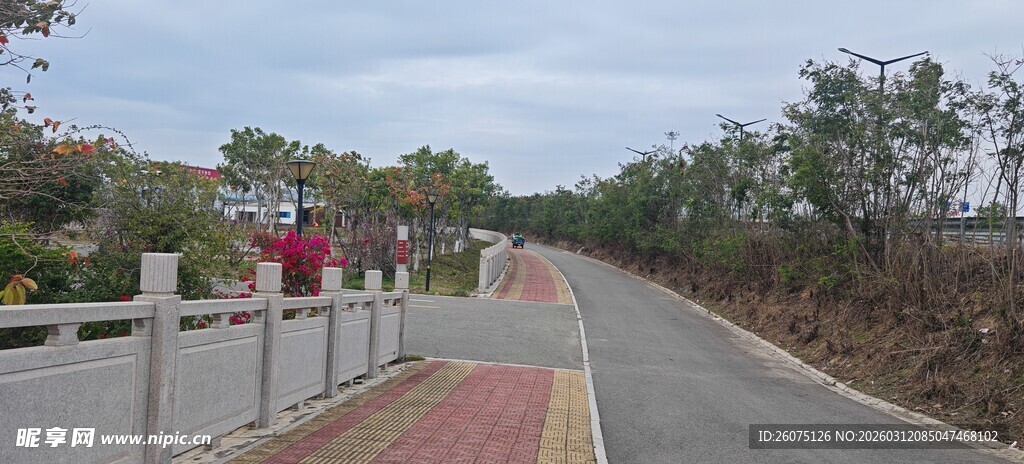 乡村彩色步道与周边景致