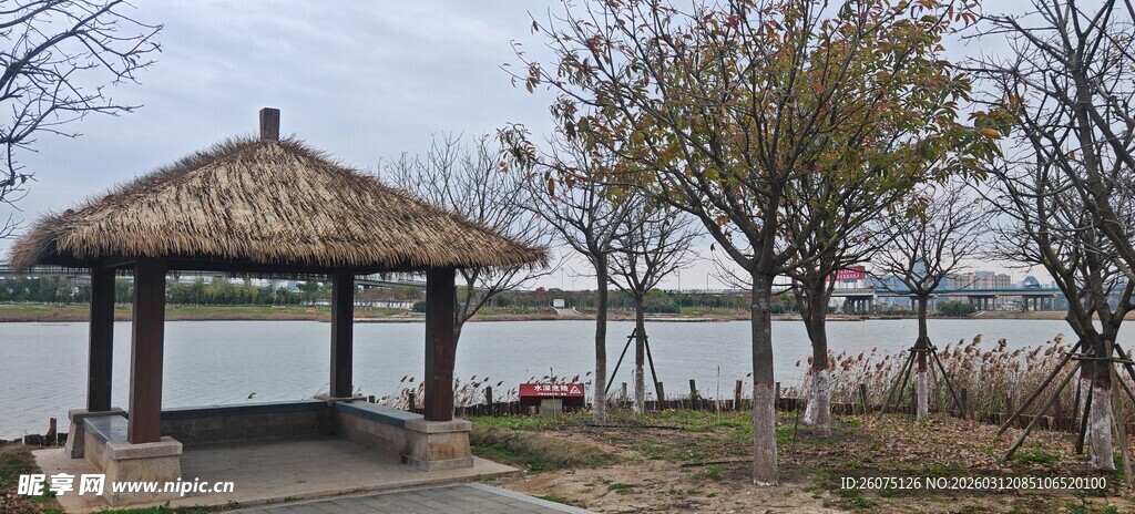 湖畔凉亭景色宜人
