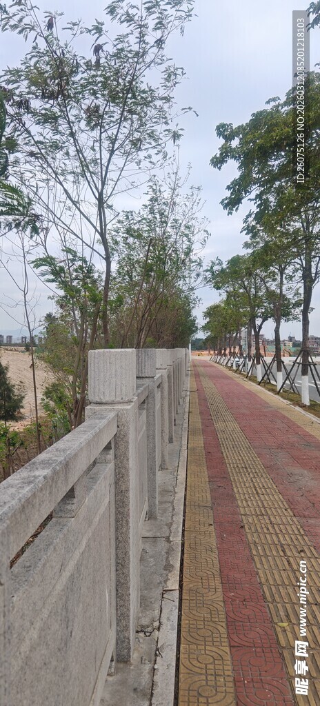 户外砖石步道与围栏景观