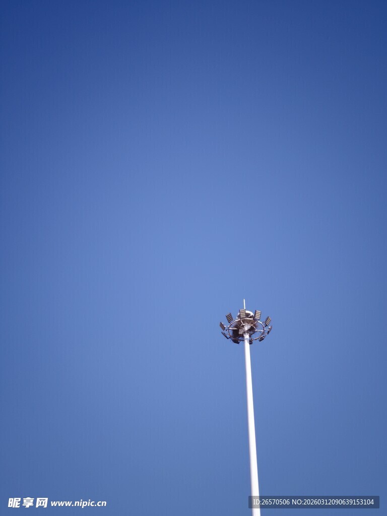蓝天中高耸的照明灯塔