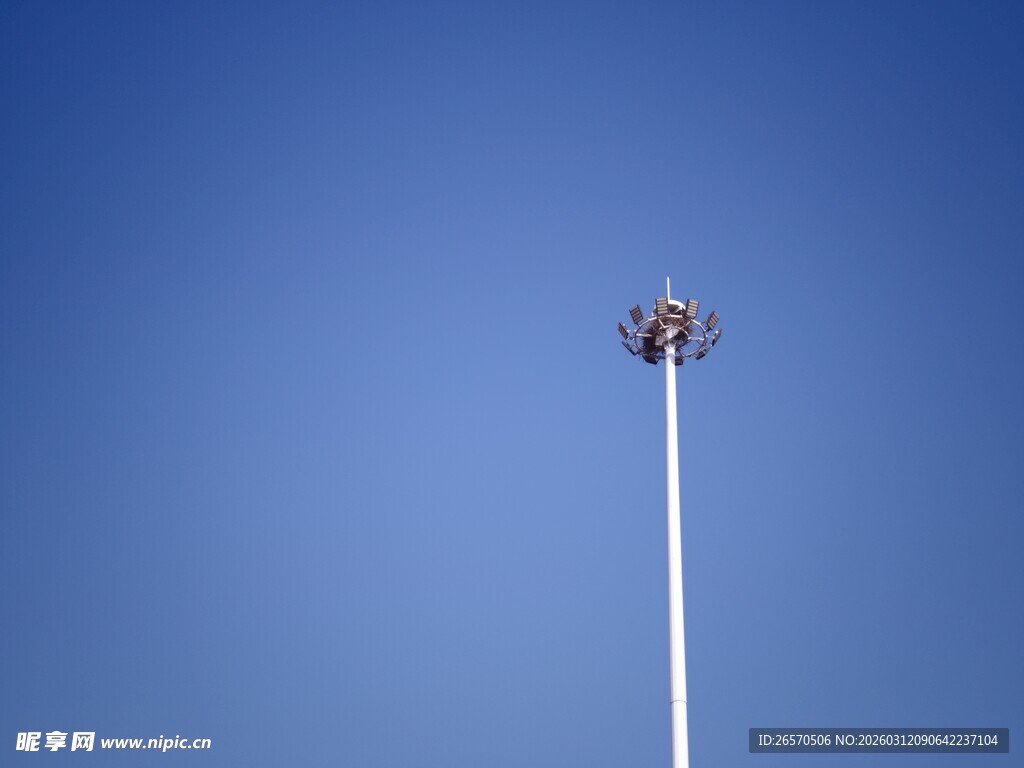 蓝天中的高耸灯杆