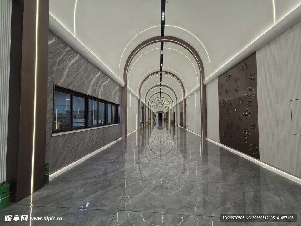 现代简约风格的宽敞走廊
