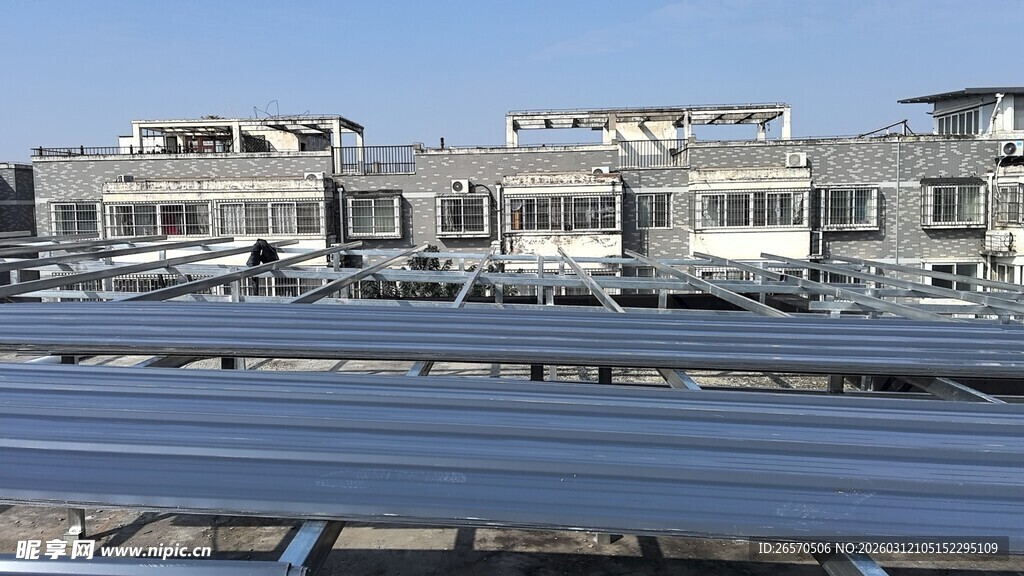 现代建筑群中的屋顶景观