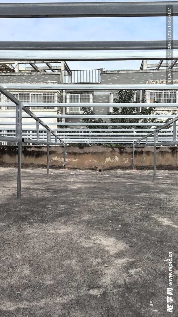 空旷场地旁的金属结构建筑