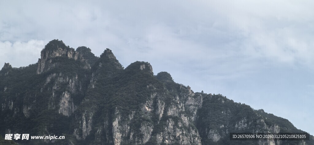 巍峨峻峭的壮丽山峰