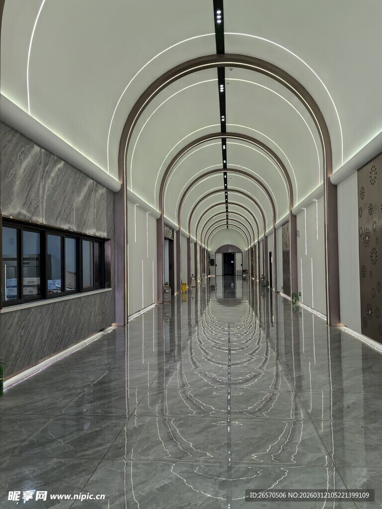 现代风格弧形走廊空间