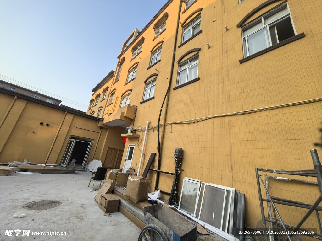 黄色建筑旁的户外场景