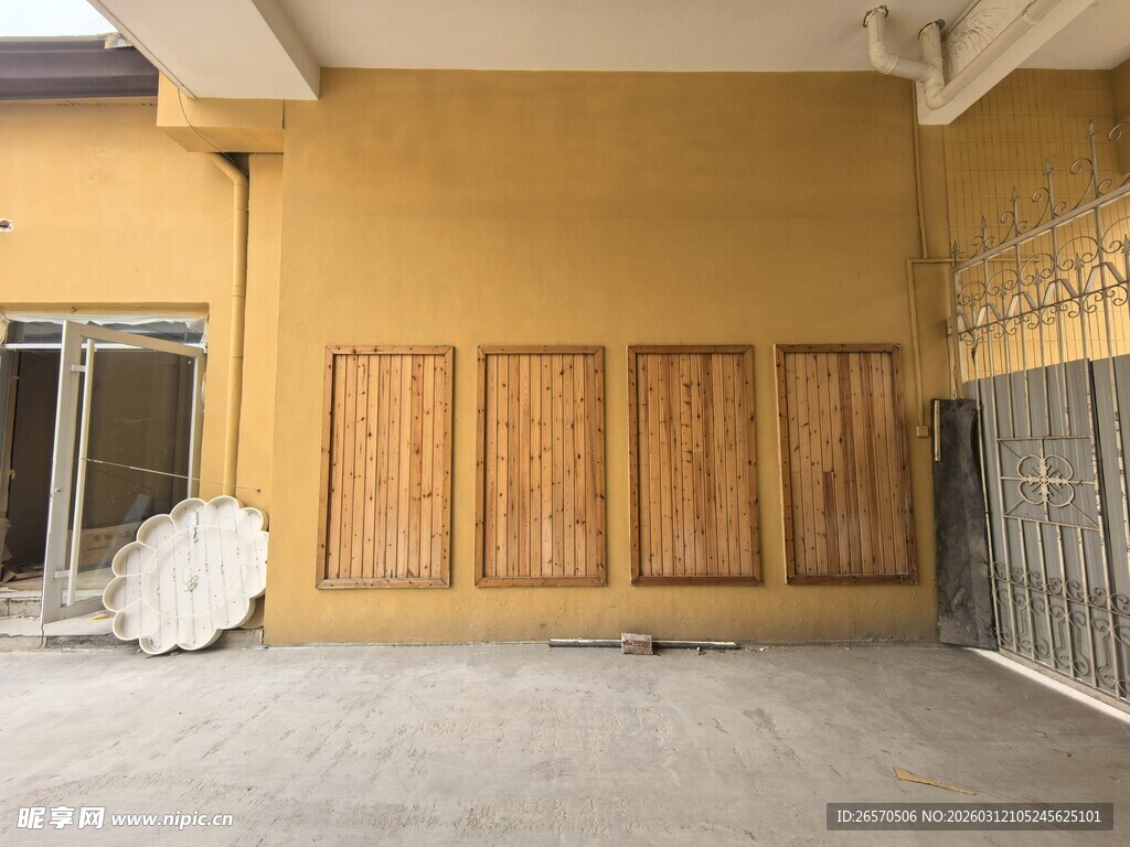 空旷室内墙面与木质门板