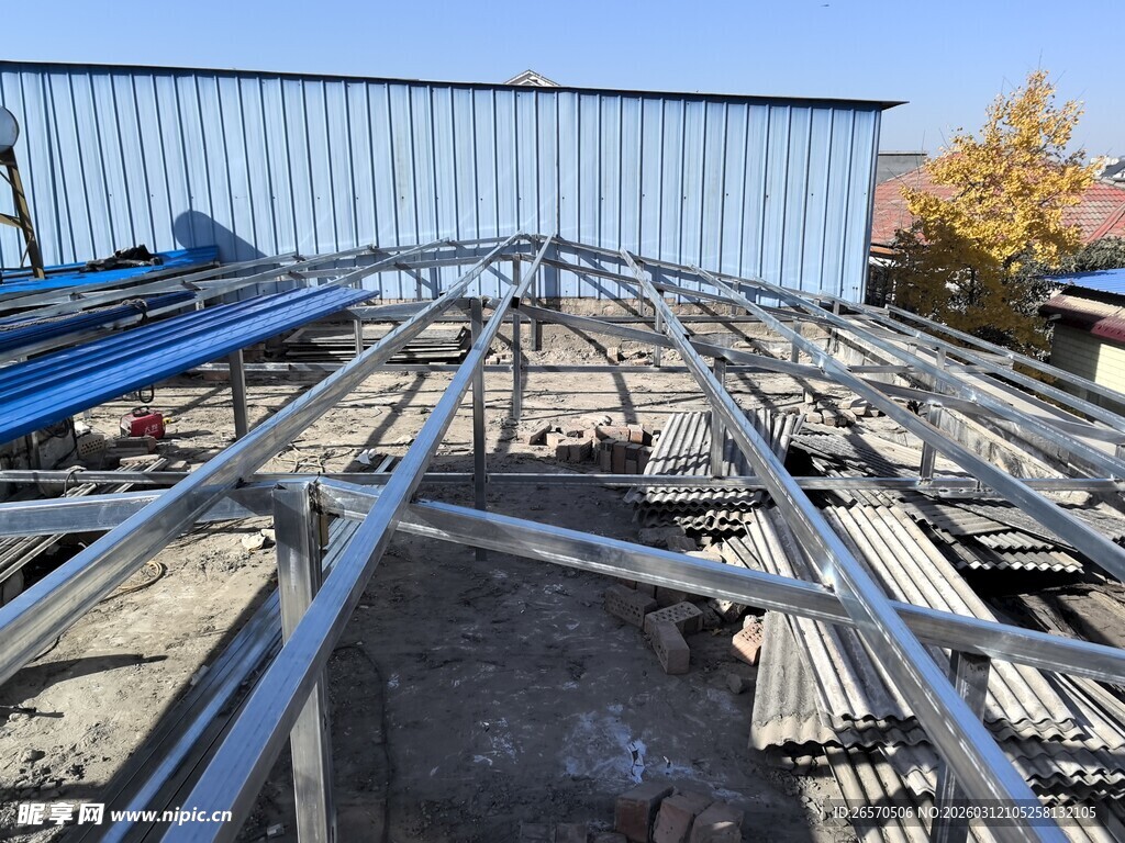 钢结构建筑框架施工场景