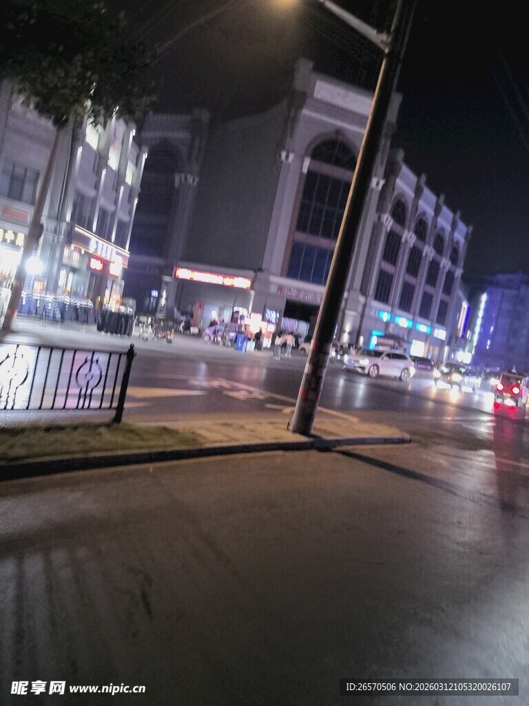 雨夜城市街道的朦胧景象