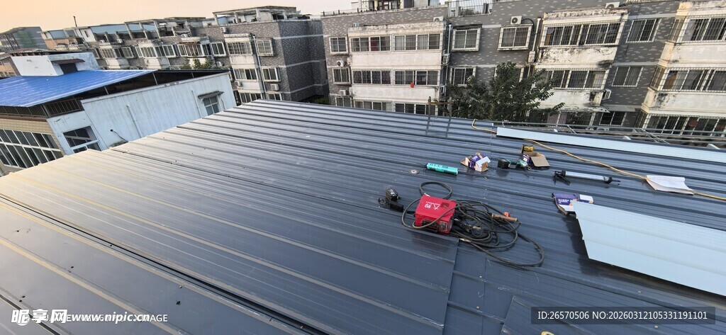 屋顶光伏板及周边场景