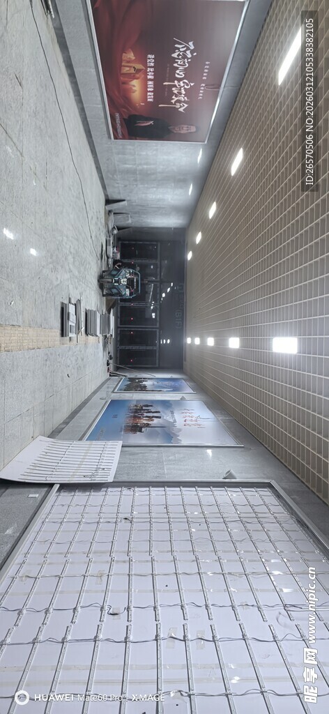 空旷地铁站通道地面景象