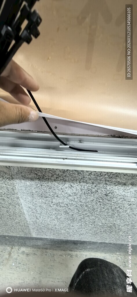 工人进行金属加工操作