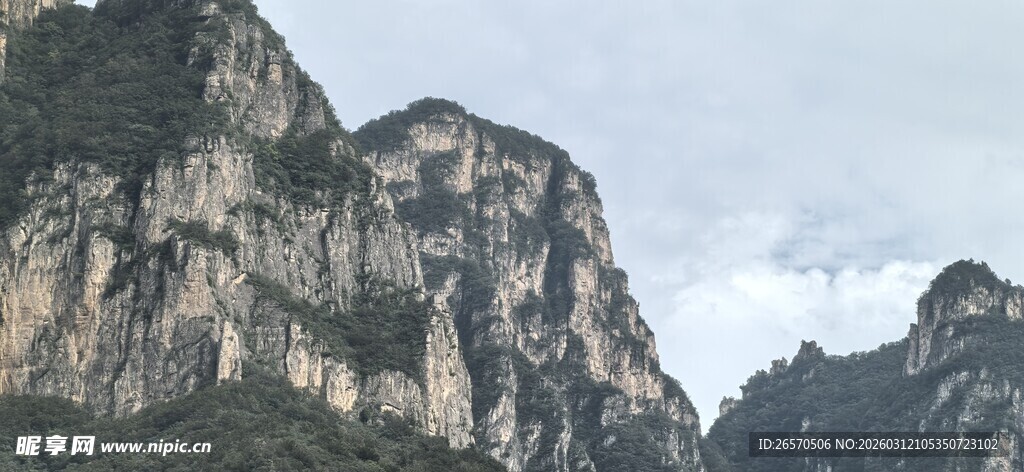 壮丽山峦景观