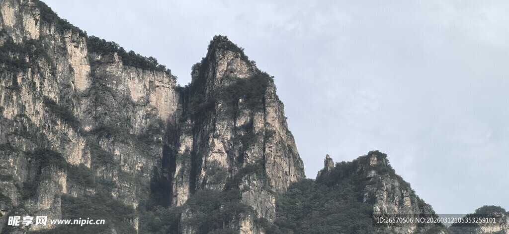 巍峨险峻的壮丽山峰