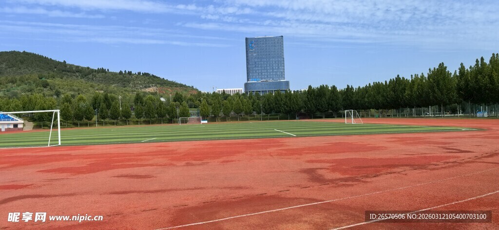 红色跑道旁的开阔风景
