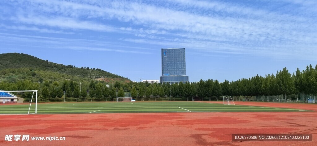 校园红色跑道与远处建筑