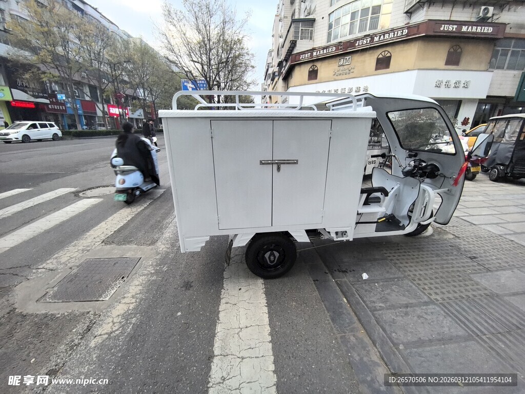 街道上的小型电动环卫车