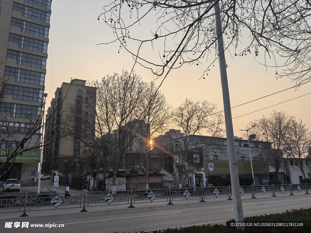 城市街道黄昏景象