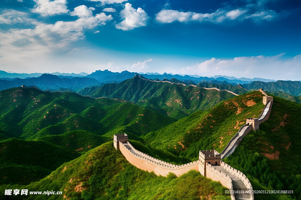 壮丽长城蜿蜒于青山之上