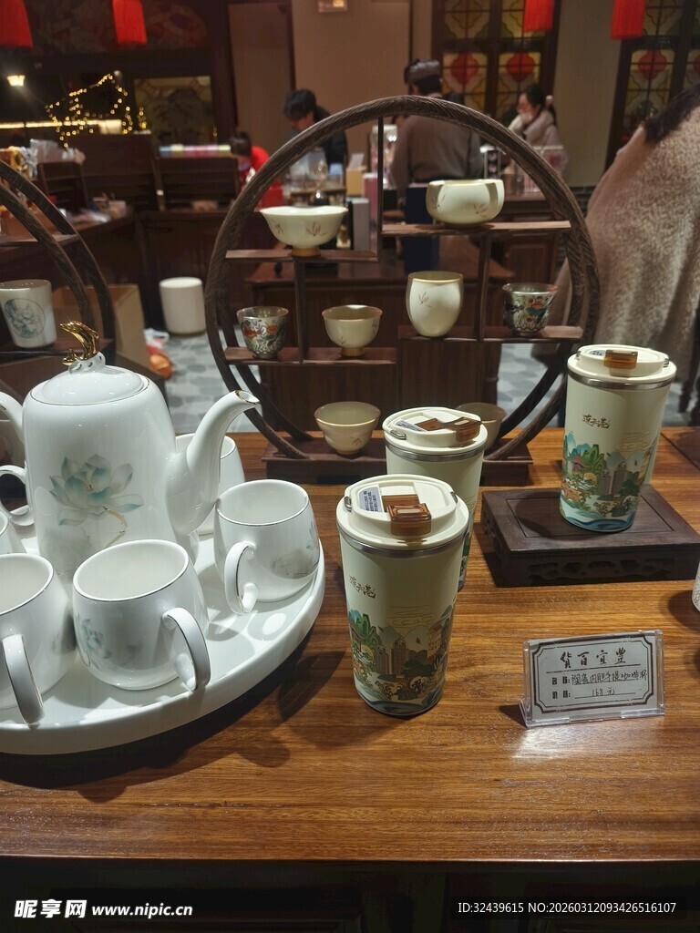 中式茶具展示于古朴桌台