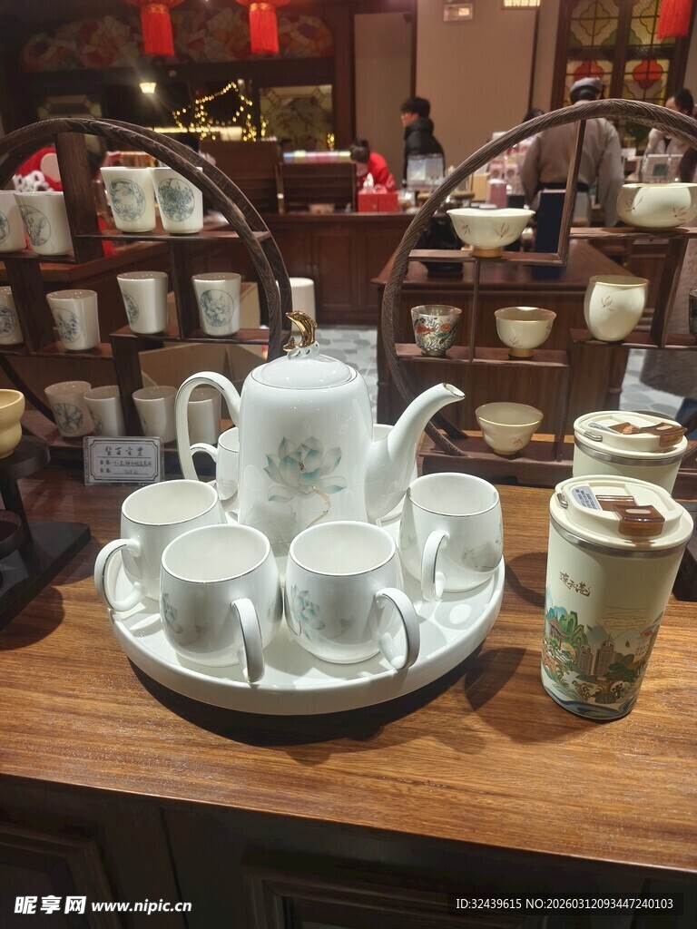 中式典雅茶具套装展示