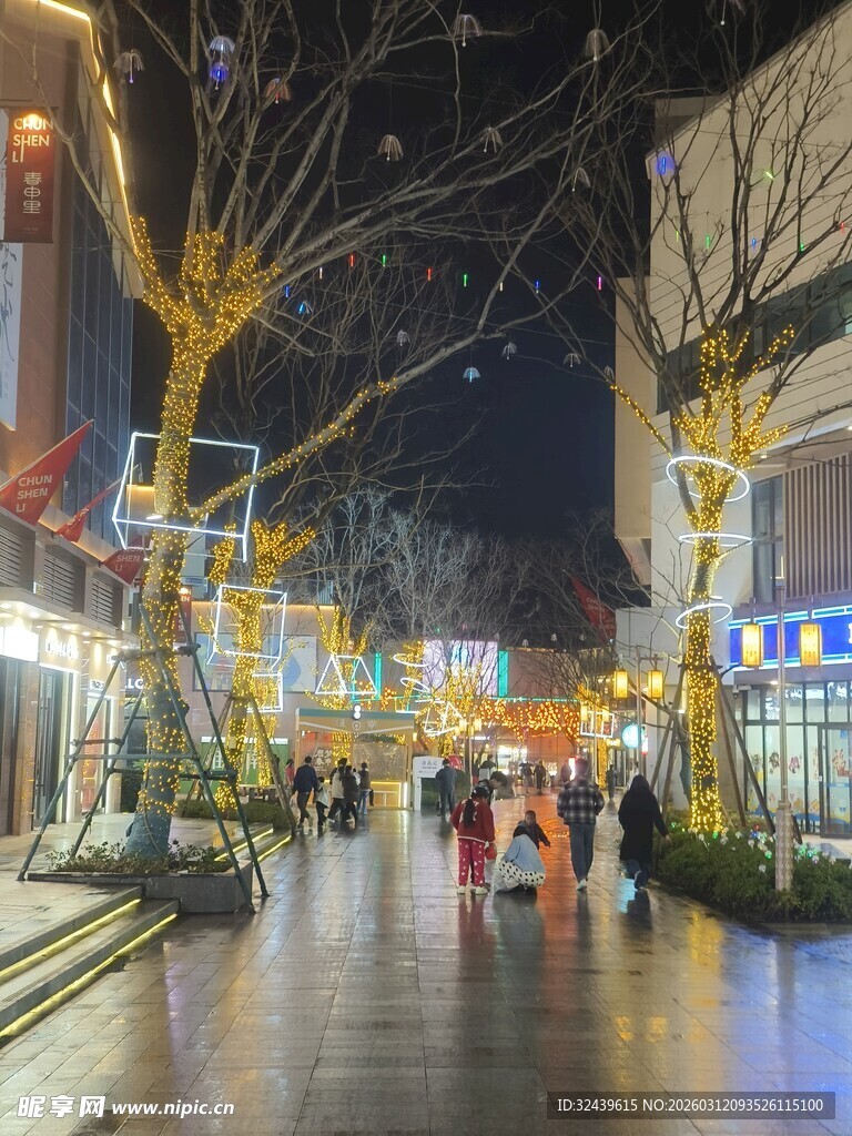 夜晚繁华街道的热闹景象