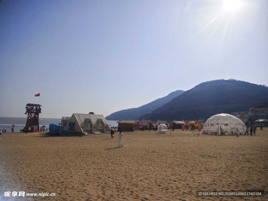 沙滩露营场景远山相伴