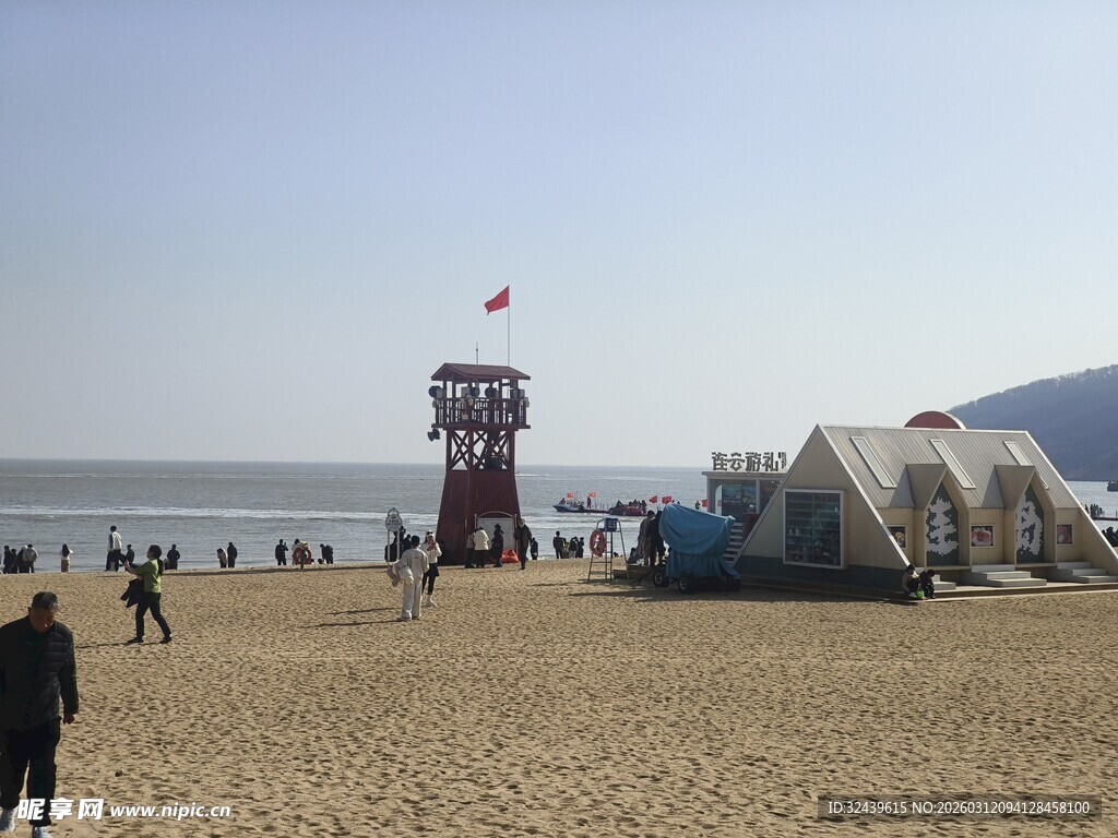 海滩上的帐篷与瞭望塔