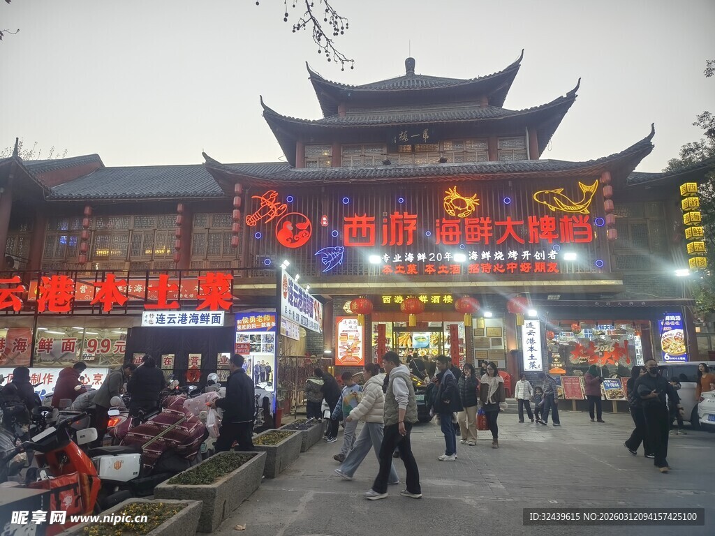 古色古香的热闹街市景象