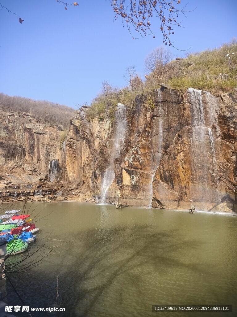 山水间的瀑布与游船美景