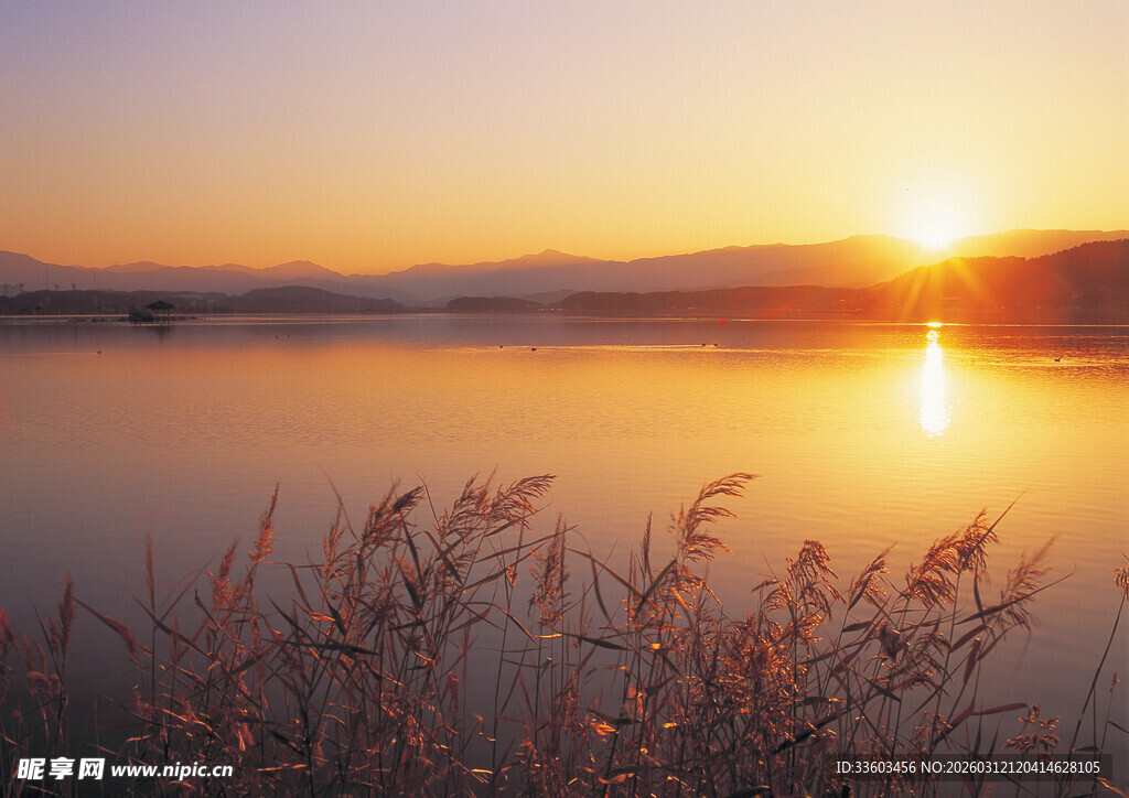 湖畔日出美景