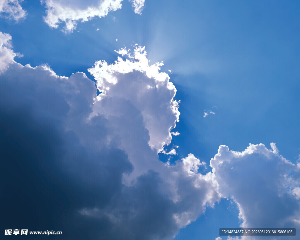 蓝天之上的梦幻云朵