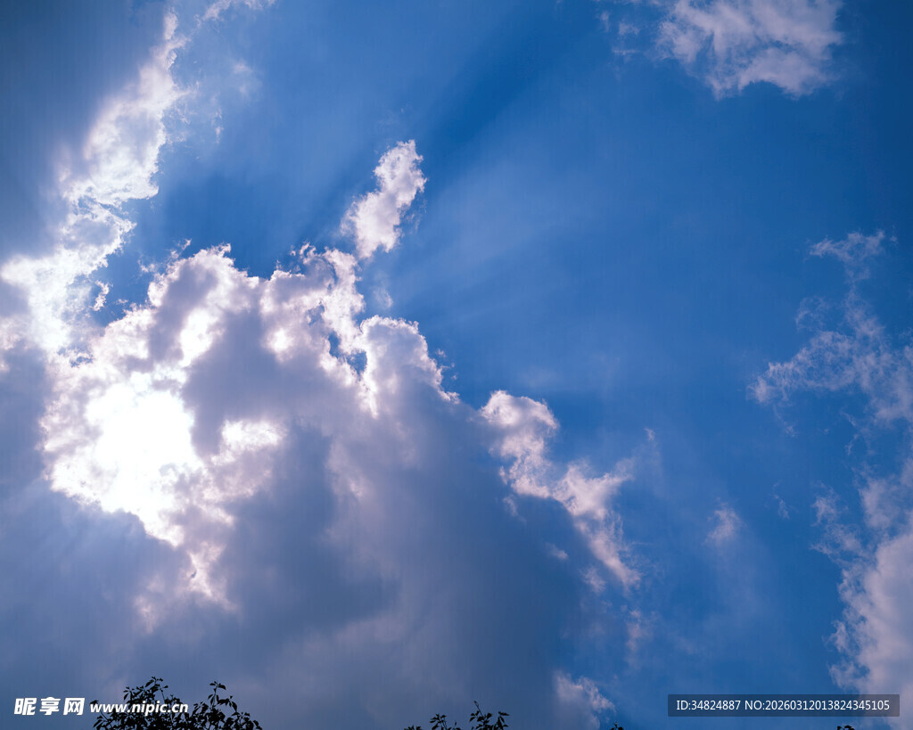 蓝天映白云阳光破云出