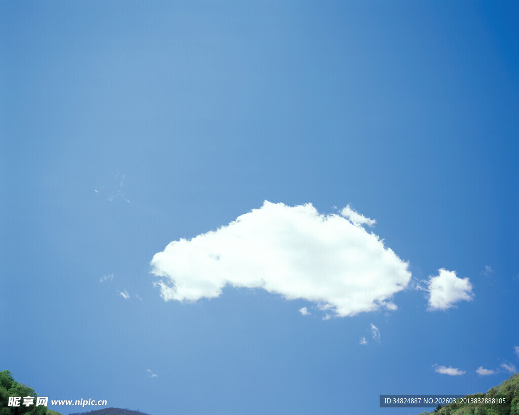 蓝天下的洁白云朵
