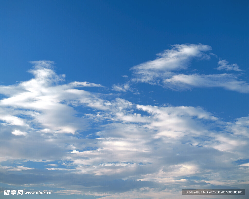蓝天飘白云的美丽景象