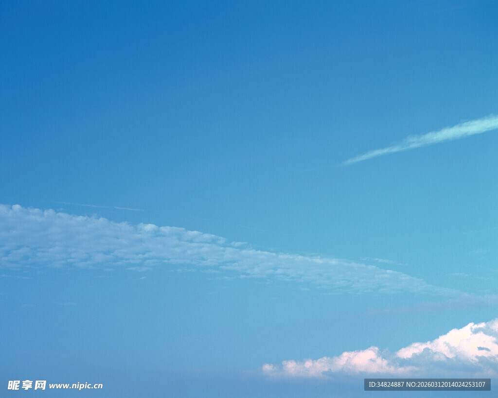 蓝天中的飞机尾迹与云朵